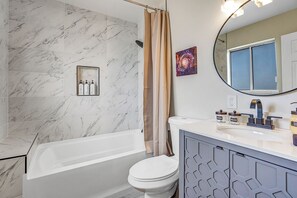 Hair dryer, towels, soap, shampoo - Family Reunion, Remodeled, King Beds, X-box, Desks,TVs, Mountain Views, Backyard (North Las Vegas)