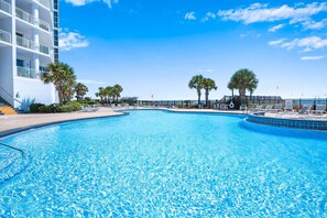 Pool - Beachfront, Resort Amenities | Palacio 1702 | My Beach Getaways (Pensacola)