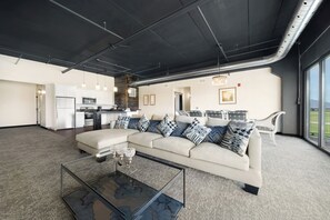 Suíte presidencial | Área de estar | TV de tela plana 50 polegadas com canais digitais, Netflix, Hulu