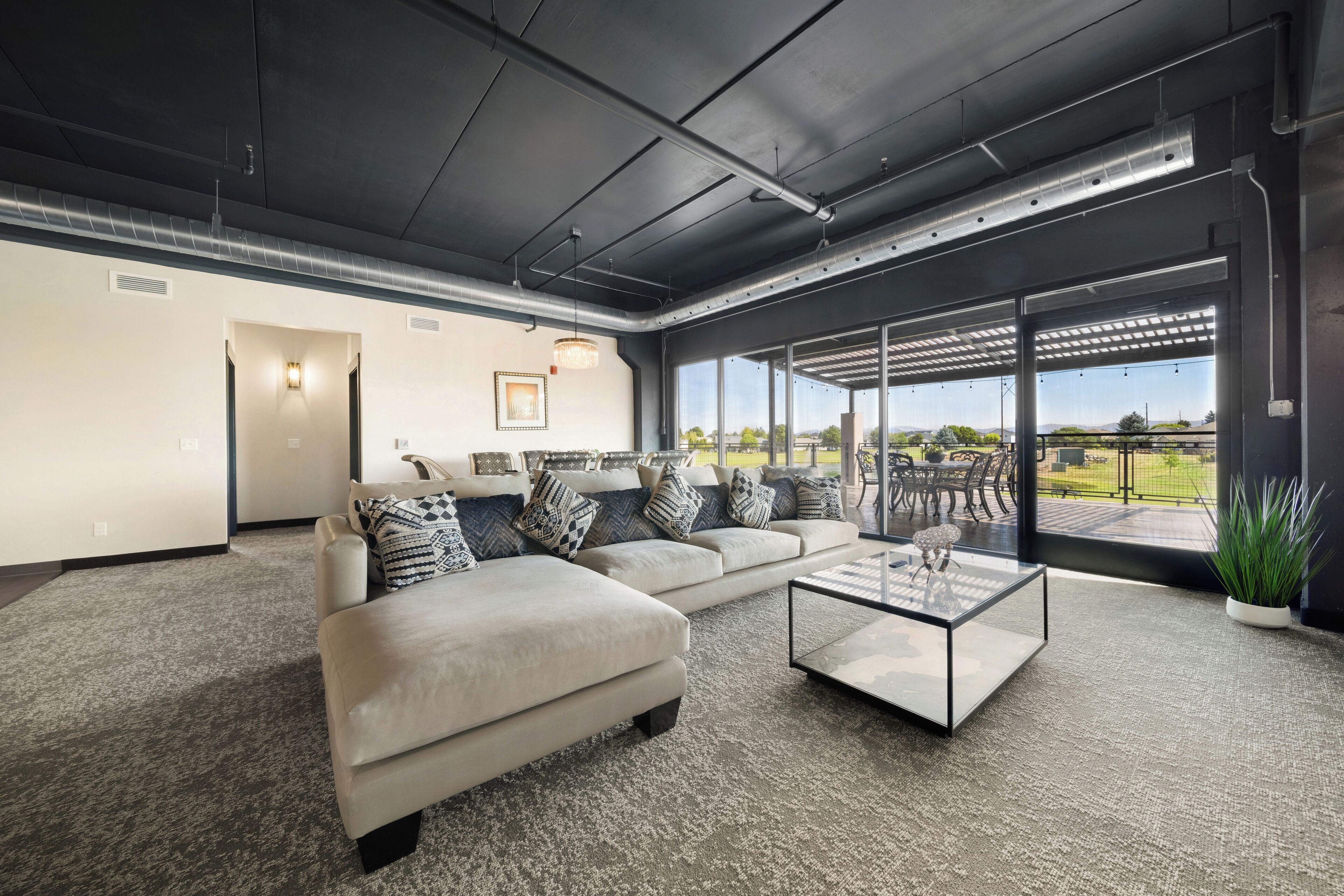 總統套房 | 起居區 | 50-吋平面電視、數位頻道、Netflix、Hulu