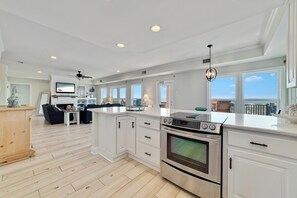 冰箱、微波炉、烤箱、炉灶