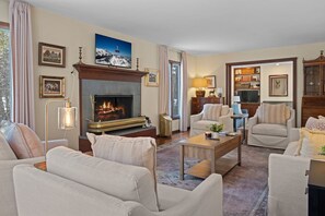 Smart TV, fireplace, books - RMR: Lake Creek Cottage Home in The Aspens (Wilson)