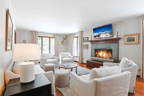 Smart-TV, Kamin, Bücher