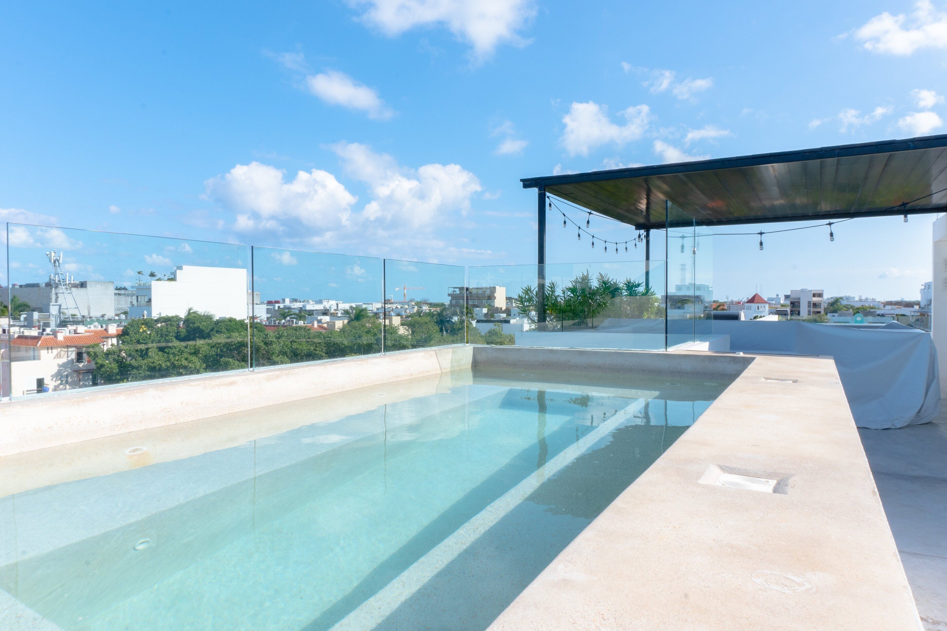 Ein Dachpool mit freiem Blick auf die Skyline im Hintergrund.
