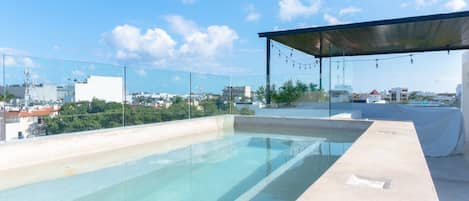 Une piscine sur le toit offrant une vue dégagée sur le paysage urbain.