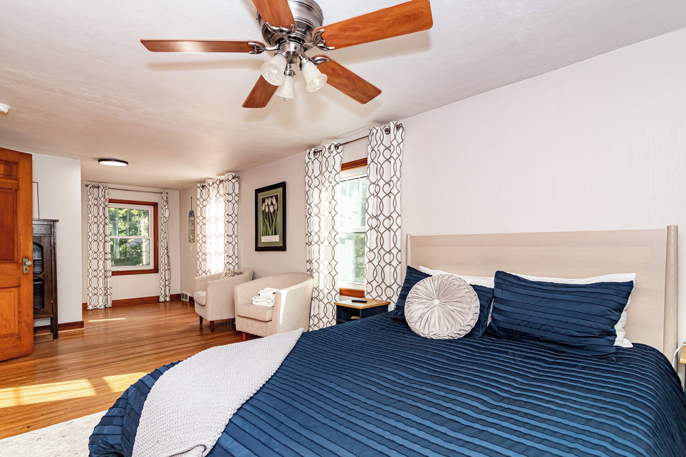 4 slaapkamers, een strijkplank/strijkijzer, gratis wifi, beddengoed