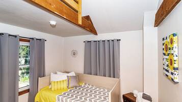 4 habitaciones, tabla de planchar con plancha, wifi y ropa de cama