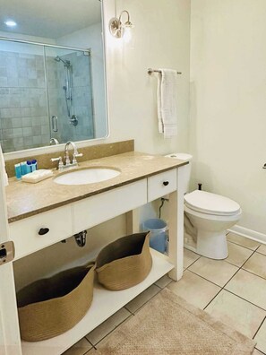 Ensemble douche/baignoire, sèche-cheveux, serviettes fournies