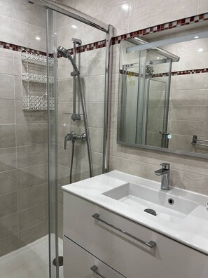 Bathroom - T3 apartment near the center and 50 m from the beach - 6SYRA10 (CANET PLAGE)