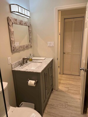 Bruser, hårtørrer, håndklæder, Sæbe