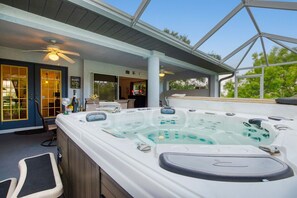 Outdoor spa tub - VILLA GOLFERS DREAM – HEATED SPA | GOLF COURSE | BOAT RENTAL + TOURS VOUCHER INCL. (Cape Coral)