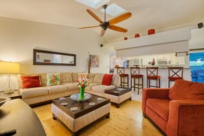 Smart TV, books, stereo - VILLA GOLFERS DREAM – HEATED SPA | GOLF COURSE | BOAT RENTAL + TOURS VOUCHER INCL. (Cape Coral)