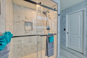 Combined shower/tub, hair dryer, towels, toilet paper - VILLA GOLFERS DREAM – HEATED SPA | GOLF COURSE | BOAT RENTAL + TOURS VOUCHER INCL. (Cape Coral)