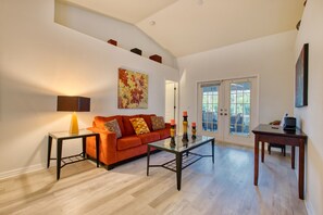 Smart TV, books, stereo - VILLA GOLFERS DREAM – HEATED SPA | GOLF COURSE | BOAT RENTAL + TOURS VOUCHER INCL. (Cape Coral)