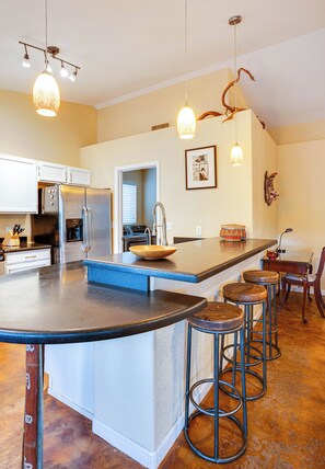 冷蔵庫、電子レンジ、オーブン、コンロ