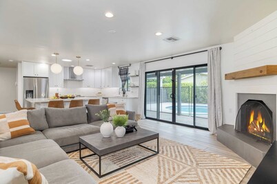 Backyard Pool, Puttinggreen, Playground Modern 5bdr White Agate by Avantstay