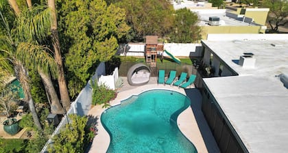 Backyard Pool, Puttinggreen, Playground Modern 5bdr White Agate by Avantstay