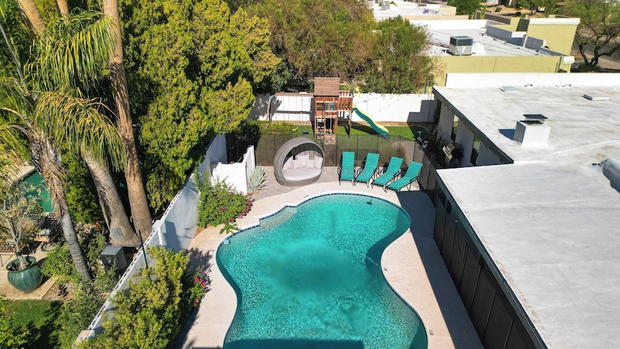 Backyard Pool, Puttinggreen, Playground Modern 5bdr White Agate by Avantstay