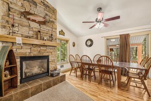 Dining - Fox Den  ~  Wifi ~ Close to Yellowstone (Island Park)
