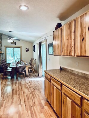 Dining - Fox Den  ~  Wifi ~ Close to Yellowstone (Island Park)