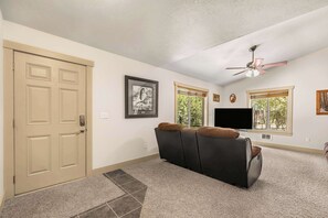 TV, fireplace, offices - Fox Den  ~  Wifi ~ Close to Yellowstone (Island Park)