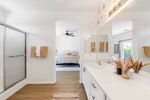 Hus (4 Bedrooms) | Badeværelse | Bruser, hårtørrer, håndklæder