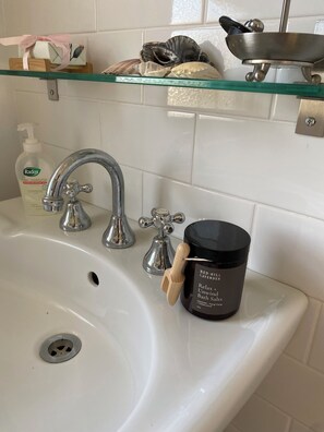 Handtücher, Seife, Toilettenpapier