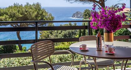 Joli appartement pour 4 personnes avec WIFI, piscine, climatisation, TV, balcon et vue panoramique