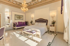 2 slaapkamers, een bureau, een strijkplank/strijkijzer, reisbedje