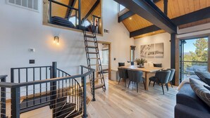 Ein modernes Interieur mit Wendeltreppe, Essbereich und Blick ins Freie.