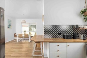 Interior - Stylish family friendly oasis - Lette @ Corlette (Corlette)