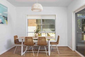 Dining - Stylish family friendly oasis - Lette @ Corlette (Corlette)