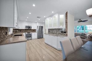 Fridge, microwave, oven, stovetop - 4898 4 Bedroom/2 Bathroom (Boca Raton)