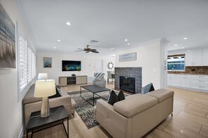 テレビ、暖炉、書斎 / ワークスペース、PC モニター