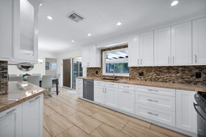 冷蔵庫、電子レンジ、オーブン、コンロ