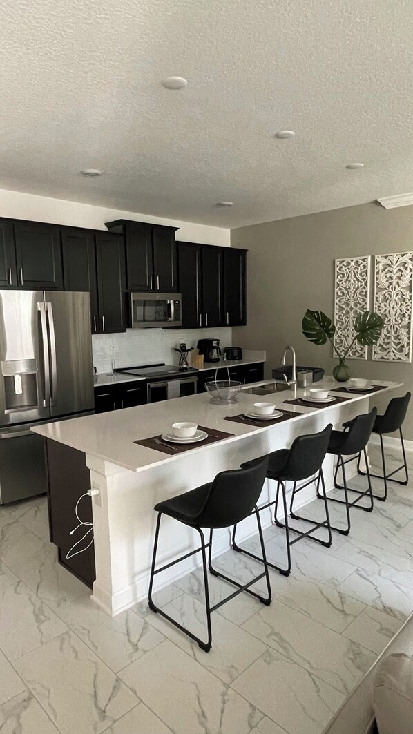 Fridge, microwave, oven, stovetop - 1094SSP: Family Friendly 4bed Townhouse in ChampionsGate with Splash Pool (Davenport)
