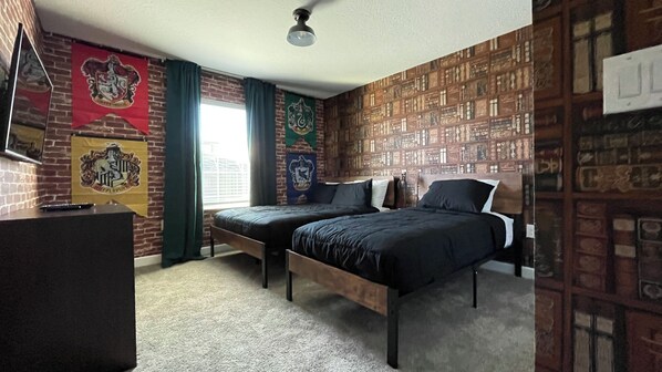 A bedroom with two beds, a desk, and a brick-patterned wall. - 1094SSP: Family Friendly 4bed Townhouse in ChampionsGate with Splash Pool (Davenport)