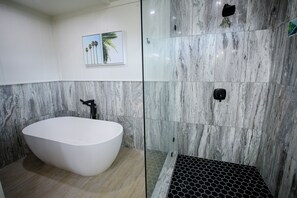 Regadera, toallas, jabón, shampoo 