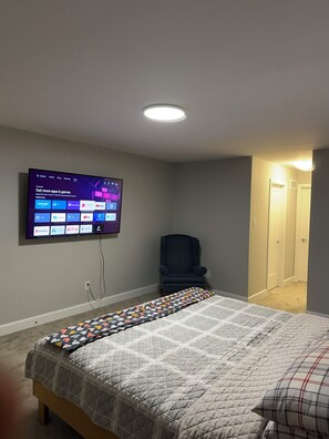 Signature-Zimmer, 1 King-Bett | Individuell eingerichtet, laptopgeeigneter Arbeitsplatz