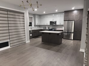 Jääkaappi, mikroaaltouuni, syöttötuoli