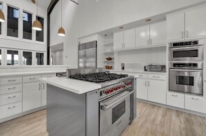 Jääkaappi, uuni, liesi, astianpesukone