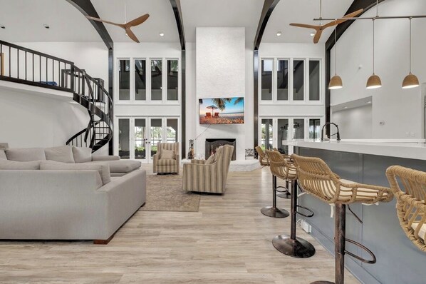 Älytelevisio, takka, kirjoja