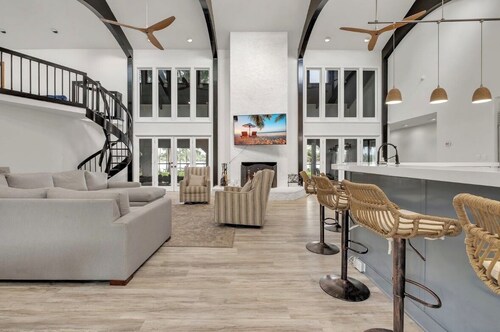 Exquisite Huge Lakehouse 3 miles from FSU and downtown.  Sleeps 16+