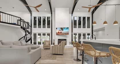 Exquisite Huge Lakehouse 3 miles from FSU and downtown. Sleeps 16+