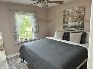 5 bedrooms, desk, iron/ironing board, free WiFi - Exquisite Huge Lakehouse 3 miles from FSU and downtown.  Sleeps 16+ (Tallahassee)