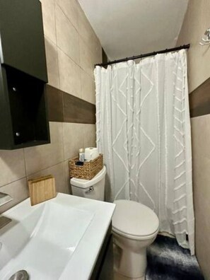 Asciugacapelli, asciugamani, sapone, shampoo