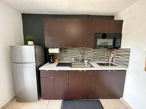 Frigorifero, microonde, forno, piano cottura