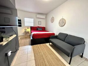 1 slaapkamer, een strijkplank/strijkijzer, gratis wifi, beddengoed