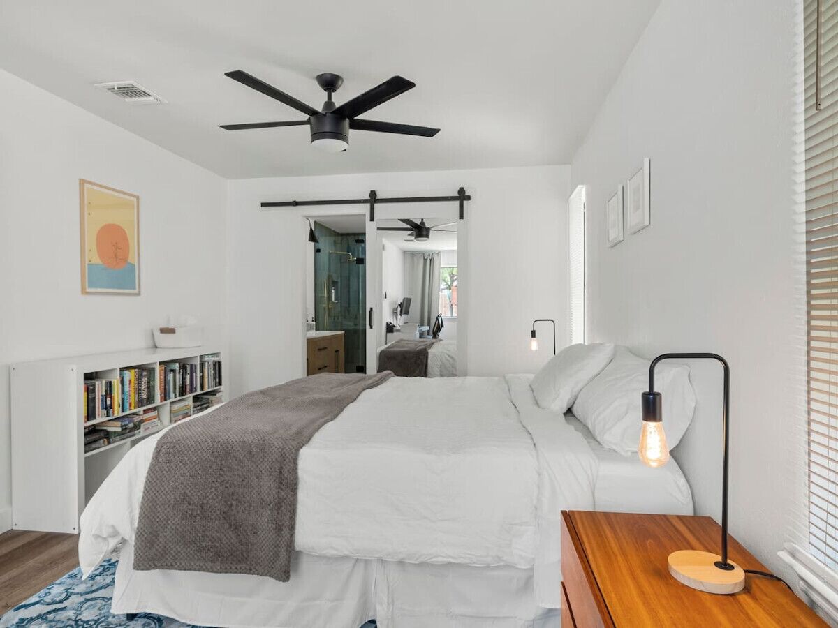 4 chambres, bureau, fer et planche à repasser, lit parapluie