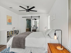 4 bedrooms, desk, iron/ironing board, travel cot - Office, Patio, Yard, Pet Friendly, Playground (Austin)